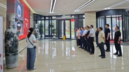 甘肅省新業(yè)資產經營有限責任公司參觀甘肅工程咨詢集團廉潔文化作品展