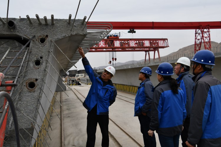 J:集團網(wǎng)站模塊公司動態(tài)8.2子公司動態(tài).甘肅省交通工程建設監(jiān)理有限公司省交通監(jiān)理公司動態(tài)新聞（2018.4-2019.7）生產(chǎn)經(jīng)營?9.1.24精準把脈 助推高質(zhì)量發(fā)展——甘肅交通監(jiān)理公司項目機構年度目標責任考核工作紀實_0_1_6.jpg